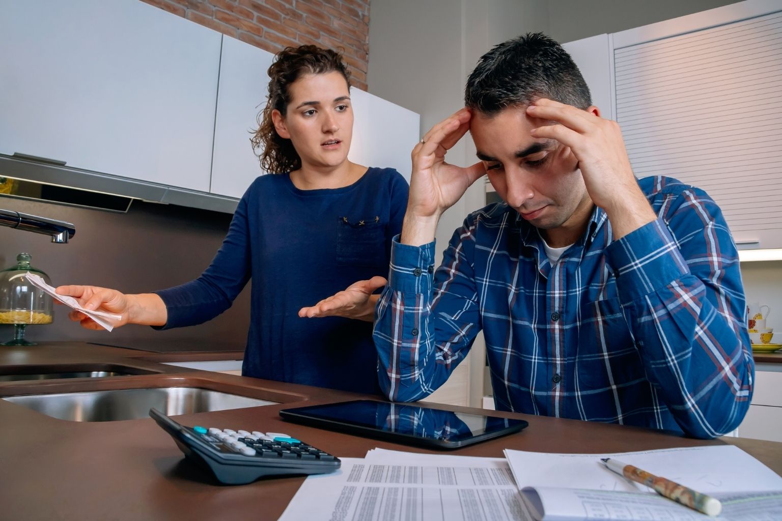 Pessoa com preocupação com dívidas